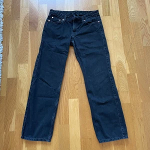 Weekday jeans stl 27/30 svarta  - Weekday jeans stl 27/30 svarta, samma som bild 4 fast svarta, i mkt bra skick 300 kr, köparen står för frakten 