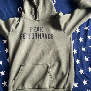 Peak performance hoodie - Mörk grön hoodie som är 160 men sitter bara lite litet på 178