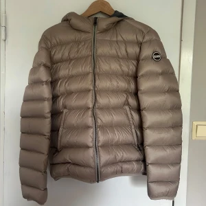 Colmar jacka - Beige colmar jacka, fint skick! Har en liten ”fläck” skriv för bild🤍 äkta såklart, finns qr kod👌🏼  nypris var 4399kr, kan gå ner i pris vid snabb affär🩷 Strl 48!