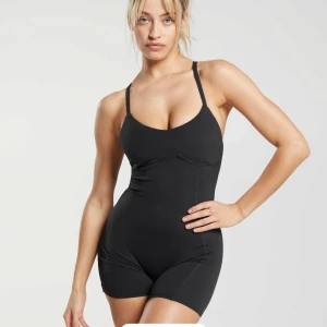 Gymshark träningsbody/ Onesie - I färgen baby lila kan jag säga.  Super fin skick! 