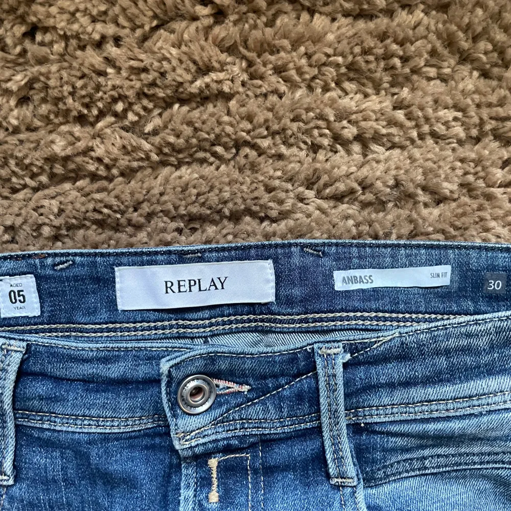 Sjukt snygga Replay jeans i en rikigt eftertraktad modell! 🤩👖 De har hål i skrevet med mycket lätt att laga!  Storlek 30/32 . Jeans & Byxor.