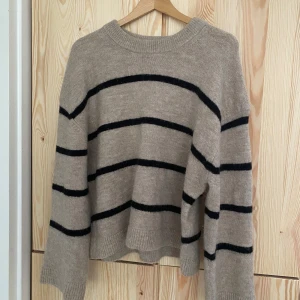 Gina Tricot stickad tröja  - Randig stickad tröja från Gina tricot! Bra skick!