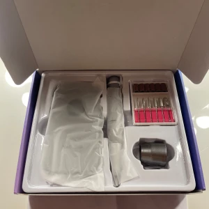 Elektrisk nagelfil - Bärbar och oanvänd elektrisk nagelfil!  Speed display: 00-35 RPM, representing 00-35000. Batteri capacity: 3000 mAH Batteriet räcker 8+ H/timmar  Professionell nagelfil. 