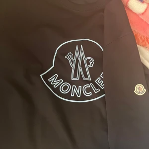 Moncler hodie som passar perfekt till vintern aldrig använt   - Storlek M