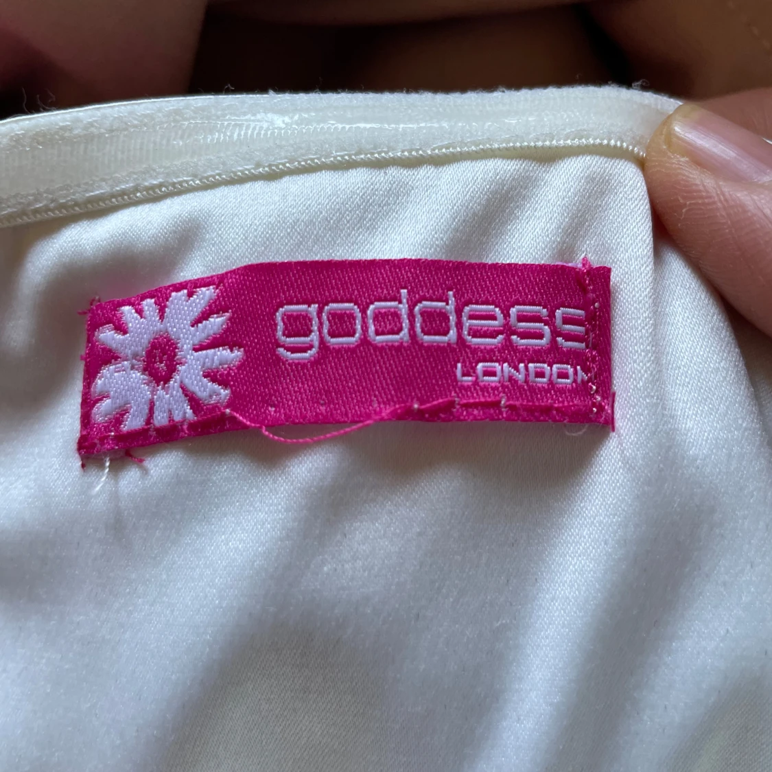 Vit axelbandslös klänning med fjärilsmönster från Goddess London - 91