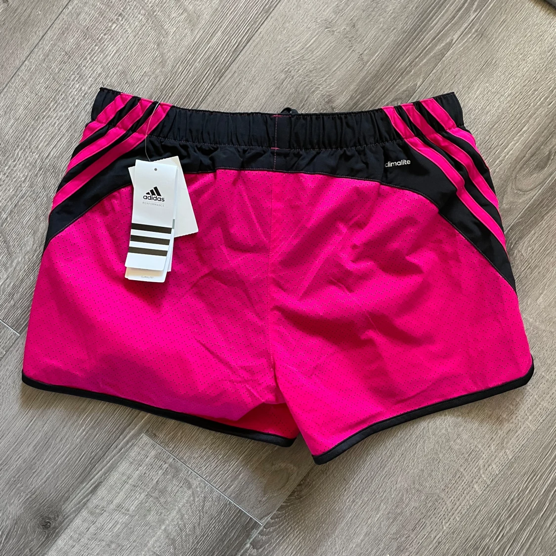 Rosa träningsshorts från Adidas - 90