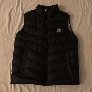 Moncler väst  - Säljer min Moncler väst i storlek M en gammal model då det inte finns en Qrkod skick 9,5/10 köpt för 1,200kr mit pris 600kr priset är inte hugget i sten!!! Skriv om funderingar var inte rädda att fråga 😁
