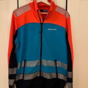 Tröja märkt Postnord - Skön tröja med fleecematerial innanför Storlek M, herr