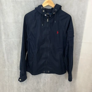 Ralph Lauren jacka - Riktigt soft marinblå jacka av Ralph Lauren. Storlek S. Modellen är 185.