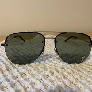 YSL - Solglasögon av märke YSL. Väldigt bra skick.