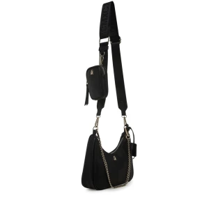 Svart axelväska från Steve Madden - Säljer en snygg svart axelväska från Steve Madden. Väskan har en cool kedjedetalj och en justerbar axelrem. Den är perfekt för både vardag och fest. Lite missfärgning vid kedjan, men knappt något som syns! Därmed priset. 
