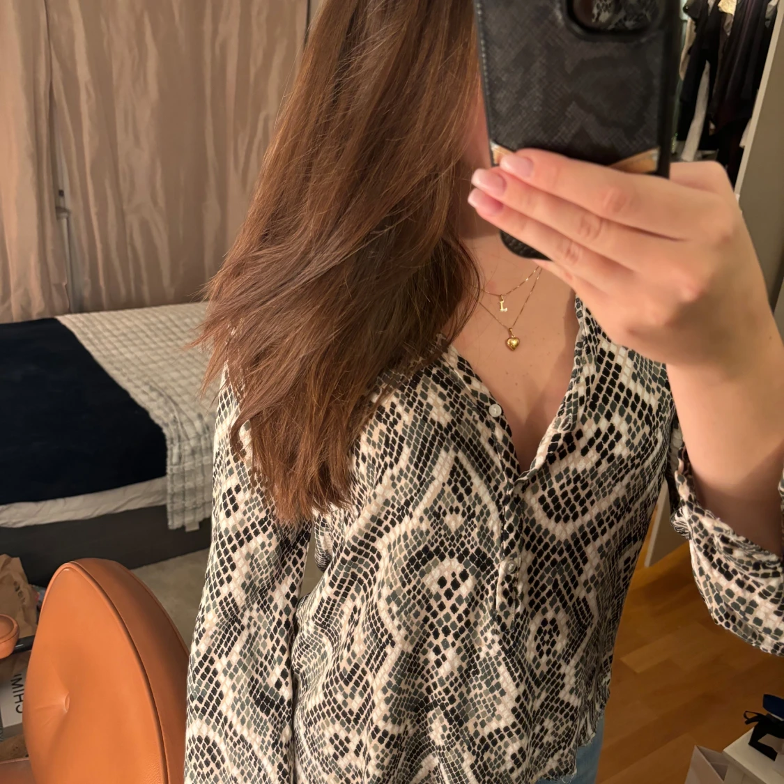 Mönstrad blus i svart och beige - 90