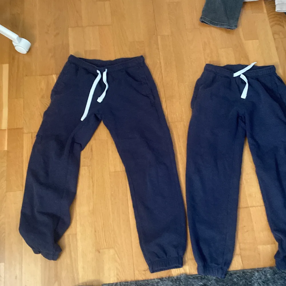 2x mukis byxor väldigt sköna. Båda i storlek 146/152 😁. Jeans & Byxor.