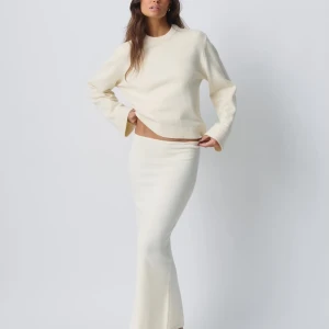 Knitted  crew neck sweater - Säljer en jätte fin stickad tröja från gina tricot som aldrig används men som e jätte fin ❤️ aldrig använd . Beige/vit. Prislapp kvar 