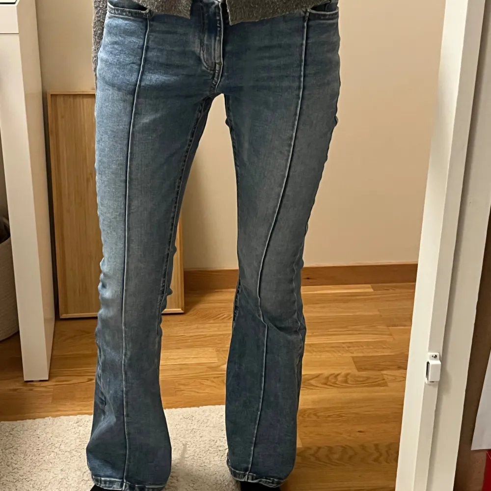 Säljer dessa jeans med fina detaljer då de inte kommer till användning❣️Pris går att diskutera❣️. Jeans & Byxor.