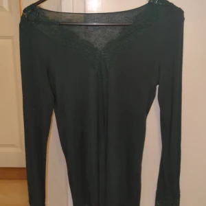 Mörkgrön intimissimi tröja m spets  - Säljer min otroligt fina intimissimi tröja då den inte kommer till användning längre. Den har en jätte liten defekt (se bild 2) men syns knappt vid användning. Nypris 459 kr 💞