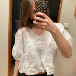 Vit blus - Säljer denna vita blus som är i nyskick!🤍