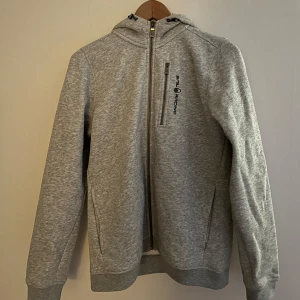 Sail Racing ziphoodie Strl. S - Sail Racing ziphoodie i strl. S. Passar de med strl S eller M för en smal passform. Helt oanvänd endast testad. Köparen står för frakten, kontakta mig vid frågor. Köp via ”köp nu” eller kontakta mig. 