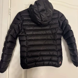 Colmar jacka - Dunjacka från colmar, använt bra skick men ett litet hål på armen. Barnstorlek 146-152