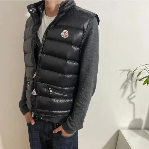 Moncler Väst  - En moncler väst o bra skick knappast andvönde säljer för köpte fel stolen   Pris kan diskutera vid snabb affär 