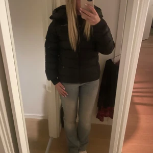 Peak performance vinterjacka -  lägg pris förslag. Super snygg peak performance jacka. Använd men i bra skick, har en liten defekt på magen. Men lagar innan jag skickar. I storlek s men skulle säga att den är lite mindre i storleken.😊