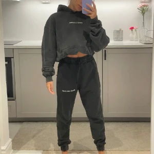 Homies Marbella set  - Homies Marbella set (hoodie & mjukisbyxor) passar xs-s | Köparen står för frakt | Orginalpris: 4000kr 