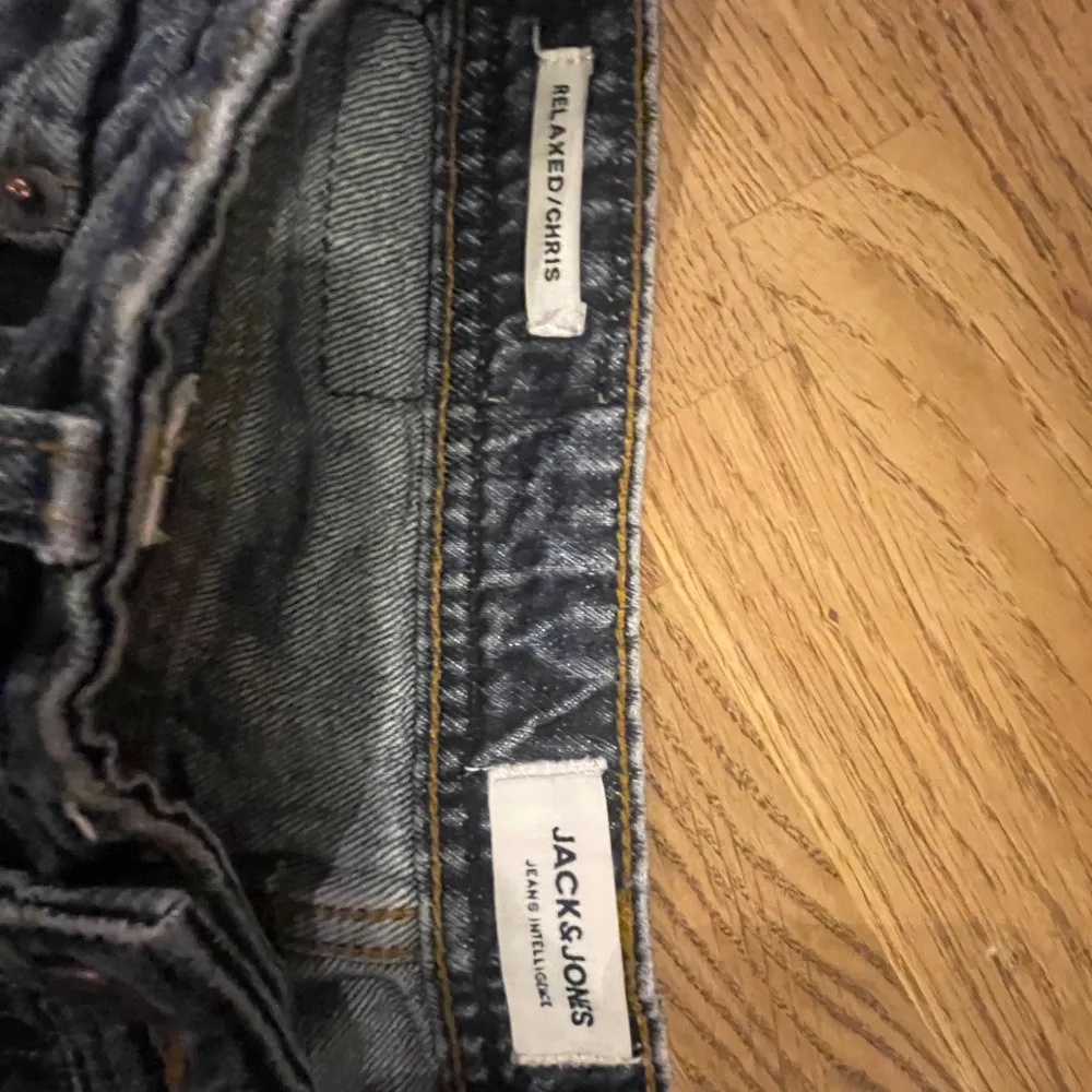 Tja! Säljer dessa Jack and Jones relaxed chris jeans för jag inte använder dom längre det finns en liten defekt som man kan se på bild 5 annars ingen annan defekt! Ny pris 600 Hör av er vid frågor och funderingar. Jeans & Byxor.