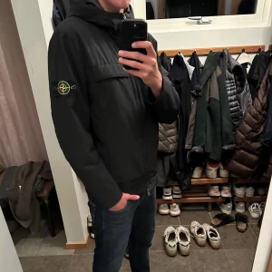 Stone island soft Shell jacka - Schysst stone island jacka i storlek M. Jackan har ett minimalt hål på höger framficka som man kan se på sista bilden. I övrigt är jackan i toppskick. Jackan köptes ny för ca 5500kr.