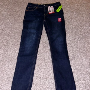 Levis jeans - Mörkblåa jeans. Helt nya har aldrig använt passa inte bra på mig. Längde 32, midja 30.
