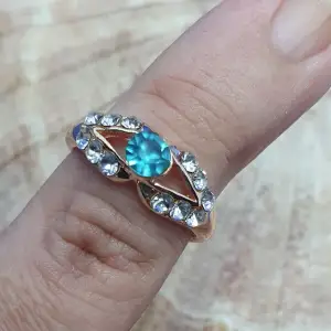 Ring med strass st 16 ✨️✨️✨️Titta igenom alla mina upplagda och köp fler saker i bundle för att spara på frakten och få allt du köpt i ett och samma paket✨️✨️✨️