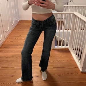 Low Waist Jeans, Blåa, Vintage, strl 38 - Snygga lågmidjade jeans med flare på benen. Köpta på vintage butik i Paris, använt skick men inte slitna.👖  Bara att höra av sig om du vill ha mer info eller bilder:)