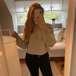 Stickad tröja med hög krage - Storlek S. Superfin stickad tröja från Even&Odd med liten högre krage vilket passar perfekt nu i höst. Lite nopprig i ärmarna men det fixas innan försäljning. Sänker även priset pga detta❤️