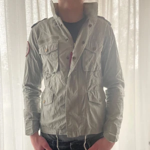 Field jacket  - Alpha industries field jacket i otroligt bra skick, ändå nackdelen är att en knappt är trasig men det märker du ej vid andvändning. Luva i krage.Modellen bär storlek M i vanliga fall och är 187 m och väger 76 kg. Hör av er vid minsta lilla fundering!
