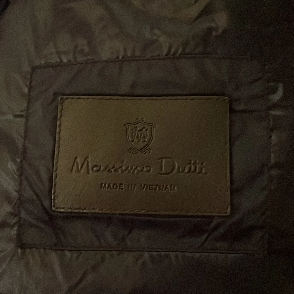 En riktig snygg väst från Massimo Dutti i 8/10 skick 🤩 perfekt under höst med en tröja under 🍂✅ Fraktas inom 48 timmar via PostNord eller instabox 📦. Jackor.