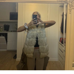 Pälsväst  - Hej säljer denna pälsväst som är köpt på Zalando den är i nytt skick,,, storlek xs 