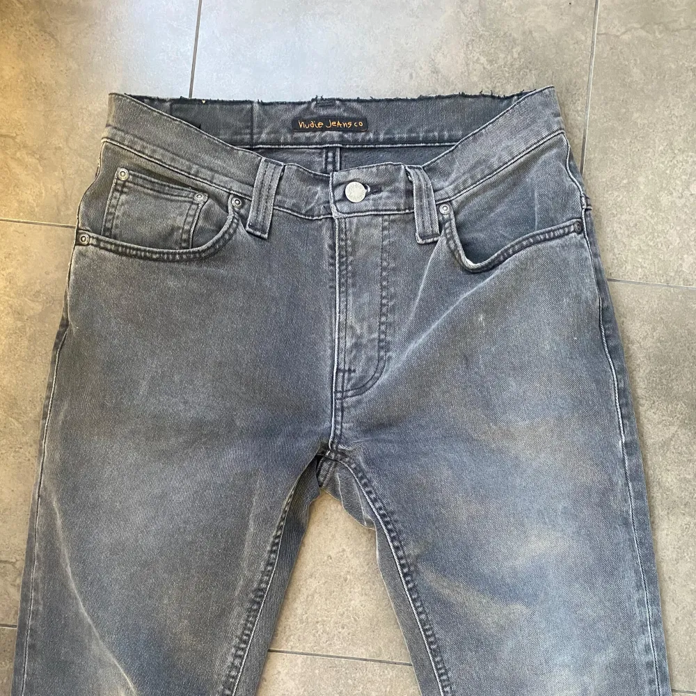 Tja, säljer dessa feta nudie jeans i modell thinn finn i storlek W30 L34. Dom är i riktigt bra skick, säljer för att dom inte passar mig. Hör av er för minsta fundering😁🤩. Jeans & Byxor.