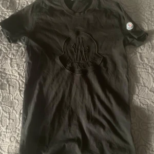Moncler t shirt  -  Storlek S moncler tröja, slim fit. Passar fint och har ett bra pris