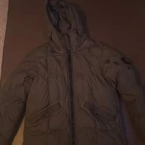 Äkta Stone Island Jacka - Hej säljer denna Stone Island st L men passar M, org pris ligger på 8999kr, Den har tyvärr en mild defekt annars perfekt skick, som sagt ny utan kvitto qr kod funkar, säljer för bra pris på 3500kr pris kan gärna diskuteras!✌️ Skriv vid funderingar!🙌✌️