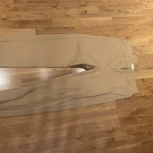 Beigea Vailent chinos säljer - Säljer av dessa helt oanvända chinos från vailent. Har prövat byxorna men därefter helt oanvända.