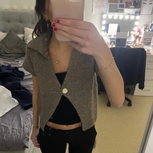 stickad kofta  - jätte fin stickad kofta från zara, helt ny prislappen är kvar.  säljer på grund av att det inte gick att returnera. köpte den för 329kr