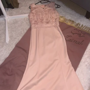 Maxi ljusrosa klänning - Jättefin stretchig maxi klänning som jag köpte några år sedan. Har bara använt den en gång och den är i fantastiskt skick.