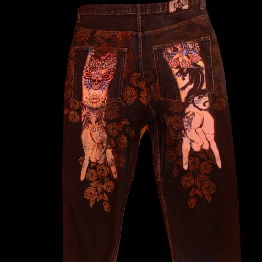 Rare baggy ed hardy type jeans 🙀🙀 Är dock hyfsat slitna vid hälen 😔 W 38 , L 34 Skicka bud 💯 Dm för frågor . Jeans & Byxor.