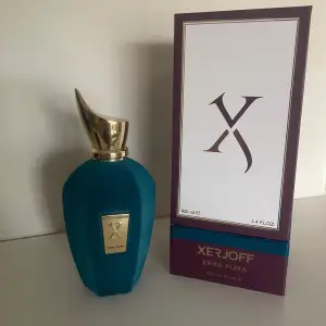 Xerjoff Erba Pura 100 ml, Helt ny. Defekt på insidan av förpackningen samt förra modellen annars inget fel. Nypris ca 3000 vårt pris 1499 . Kontakta oss för mer information ✅