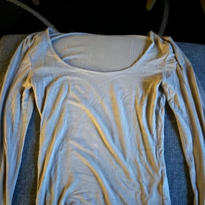 Beige tröja - Beige långärmad tröja med slits arm från bikbok, mjukt och tunnt material