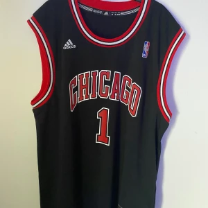 Derrick Rose Jersey ( D Rose) - Säljer mim Derrick Rose jersey då den inte kommer till andvändning och jag behöver pengar just nu. Köpte den begangnad för 1200 för ett par månader sen aldrig andvändt bara hängt. Skicket är super 8/10