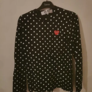Comme des garcons  - Comme des garcons lång tshirt. Använd endast en gång!! Köpt ifrån USA. Nypris 1100. Mitt pris 700!