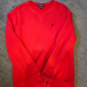 Säljer en otroligt snygg Ralph lauren sweatshirt. Köpte den i Los angeles för drygt 2300kr, men säljer den nu för endast 349kr. Först till kvarn! 