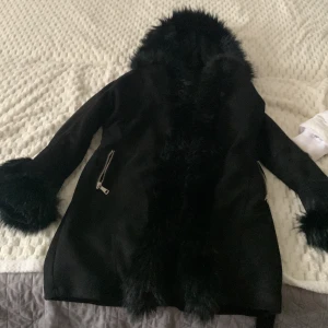 Kappa  - Hej säljer denna kappan för att ingen använder den i familjen har inget behov av den, den är bra i skick 