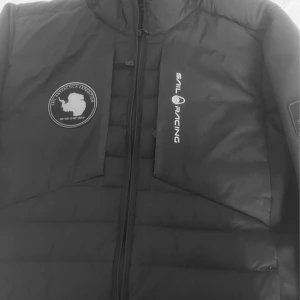 Sail racing jacka - En använd jacka men inga skador köpt förra året för ungefär 3000kr funkar för killar men även tjejer pris kan diskuteras, storlek S/160