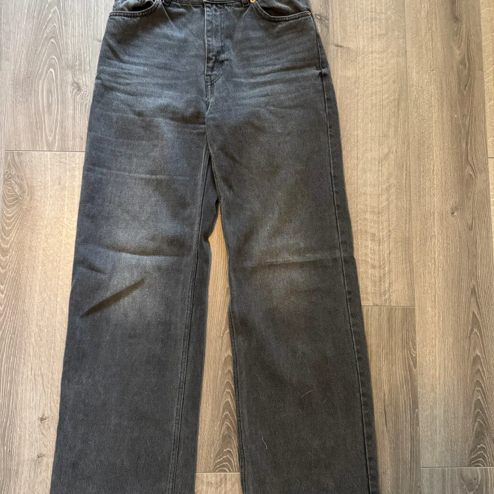 Jeans från Monki Grå/svarta  Storlek: 28. Jeans & Byxor.